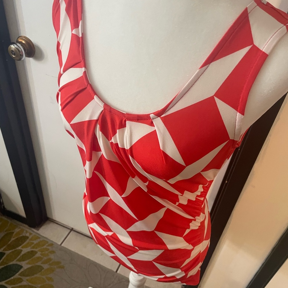 Salmon and white colored varying diamond pattern strech scoop neck tank top - Picture 3 of 8